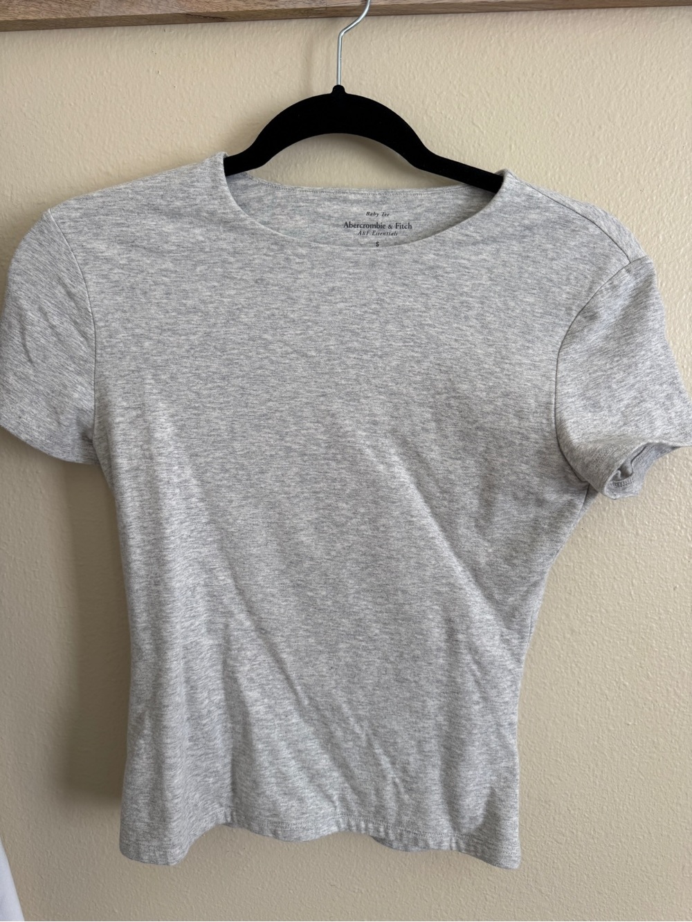 Abercrombie & Fitch Women’s Heather Gray Baby Tee